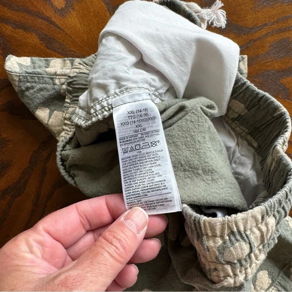 GAP Khaki Cream Floral Shorts Relaxed Fit